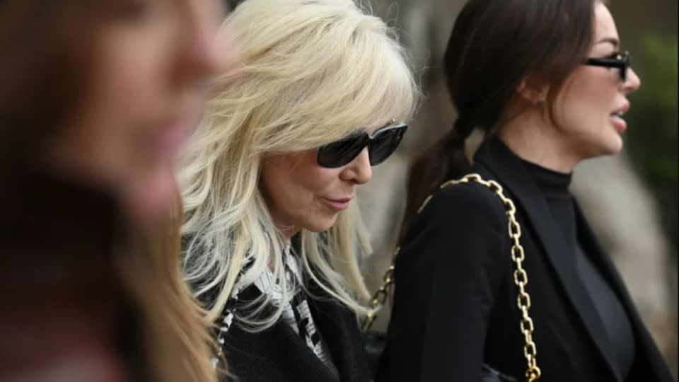 La esposa de Erik Menéndez, Tammi Menéndez (centro), sale del juzgado de Van Nuys West después de una audiencia sobre la condena por asesinato de Lyle y Erik Menéndez el 25 de noviembre de 2024. - Robyn Beck/AFP/Getty Images