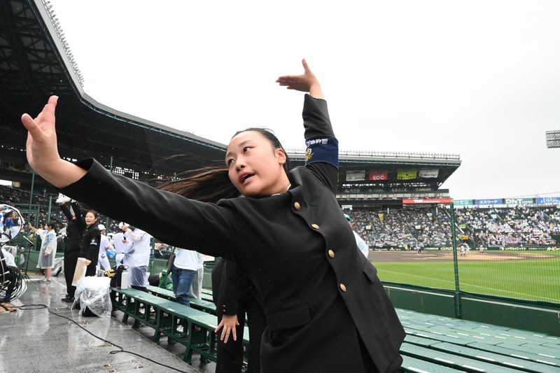 県岐阜商にエールを送る応援団長の岩田祐奈さん＝兵庫県西宮市で2025年8月11日午前10時12分、資野亮太撮影