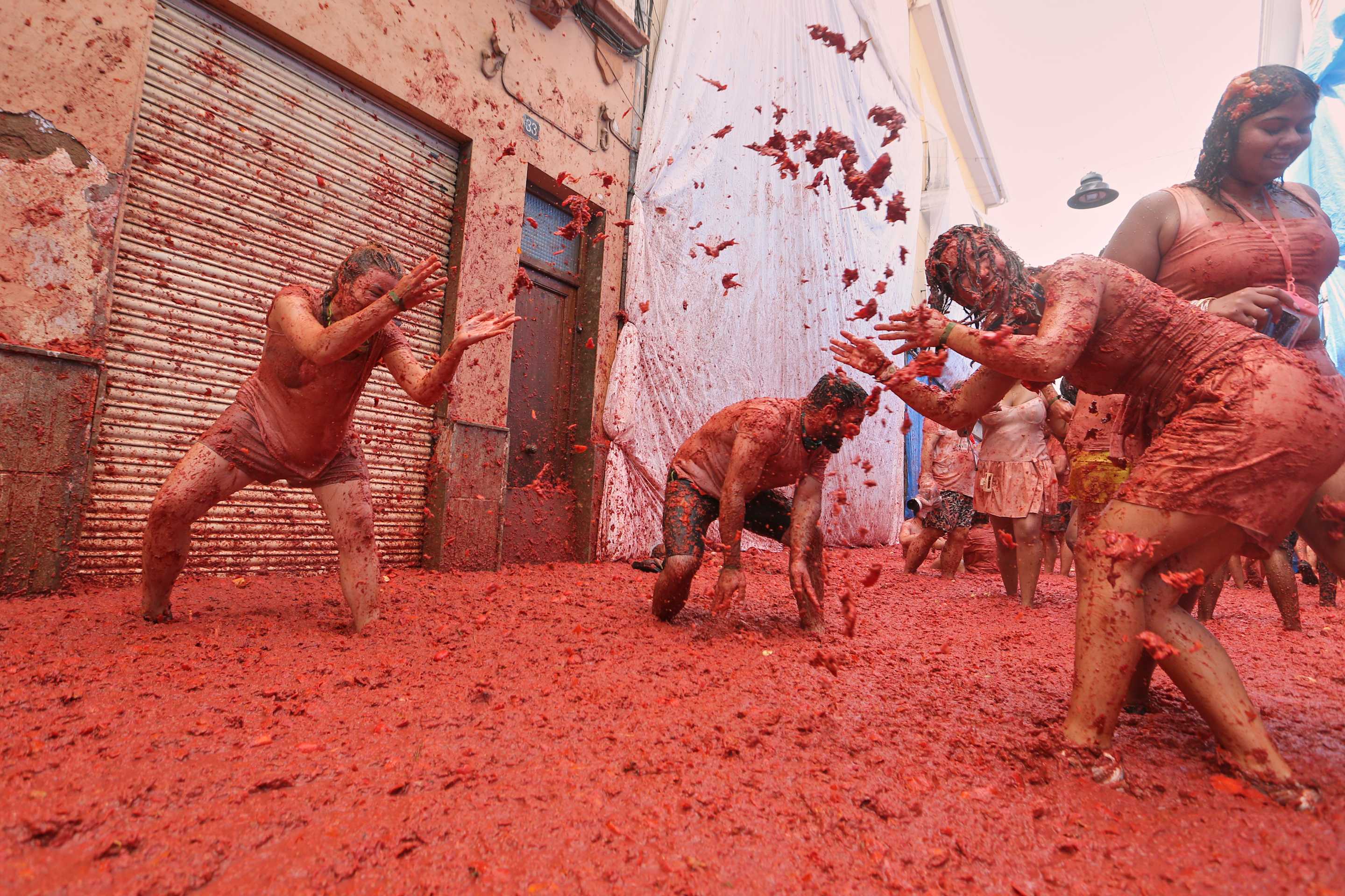 Los participantes se lanzan tomates durante la Tomatina, una fiesta anual de lucha de tomates, en el pueblo de Buñol, cerca de Valencia, España, el miércoles 27 de agosto de 2025. (Foto AP/Alberto Saiz)