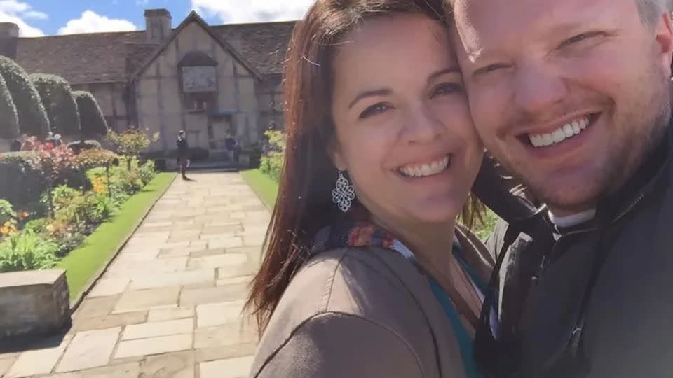 Una fotografía de Facebook de 2016 muestra a Angela y James Craig en Stratford-upon-Avon, en el Reino Unido. - Imagen obtenida por CNN
