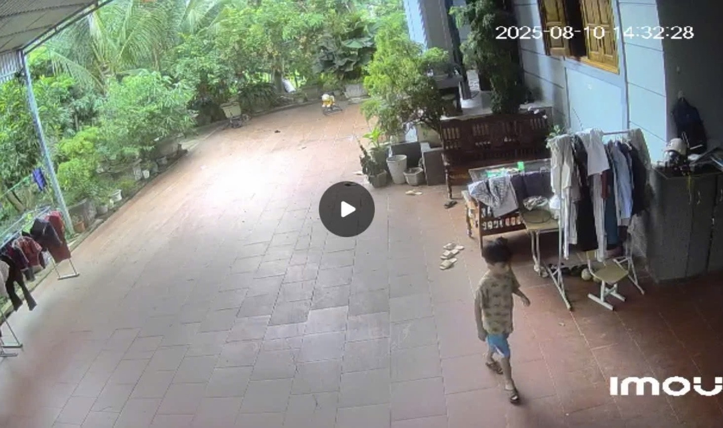 Bé trai 5 tuổi mất tích bí ẩn, camera ghi lại khoảnh khắc gây bất an