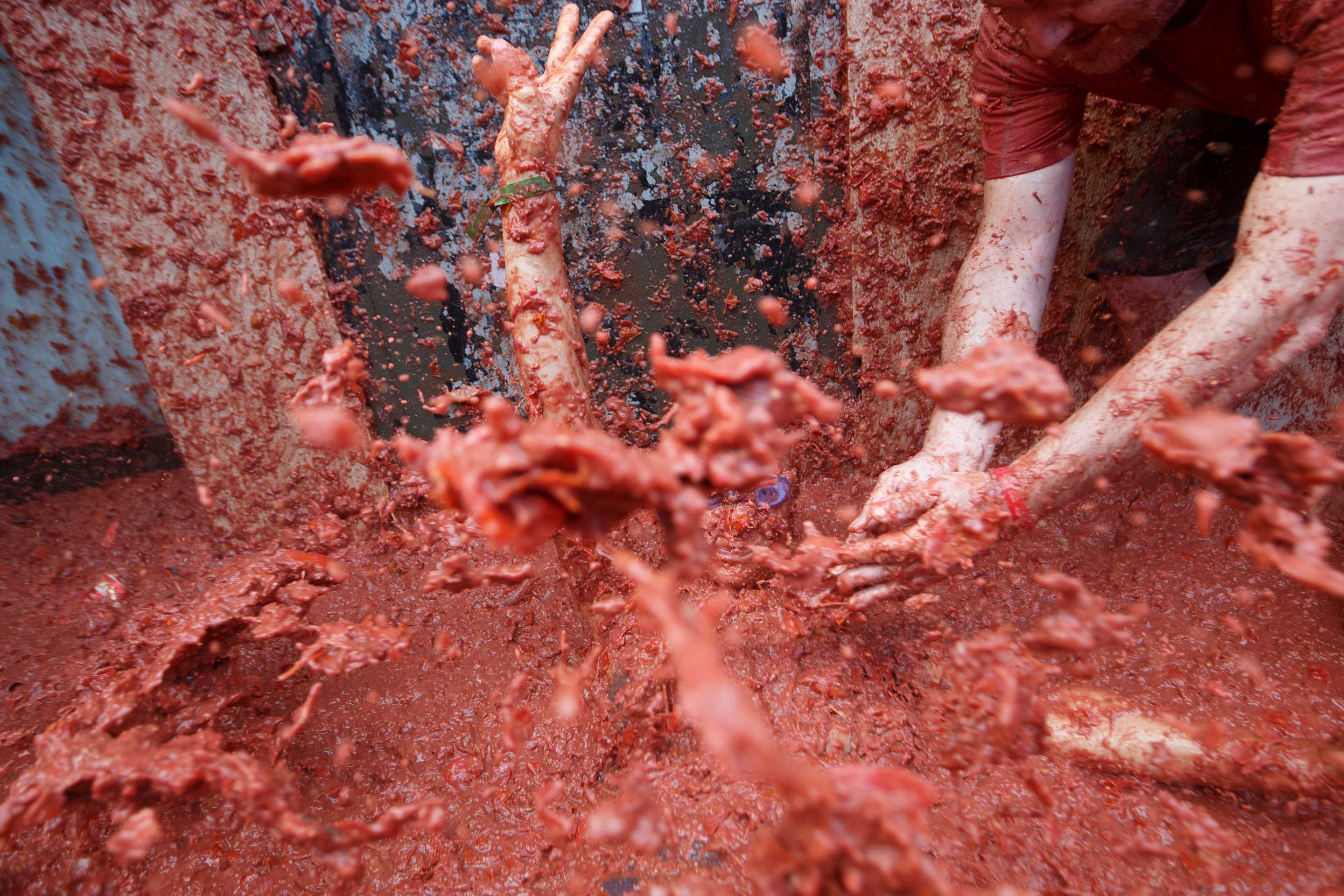 Los participantes se lanzan tomates durante la Tomatina, una fiesta anual de lucha de tomates, en el pueblo de Buñol, cerca de Valencia, España, el miércoles 27 de agosto de 2025. (Foto AP/Alberto Saiz)