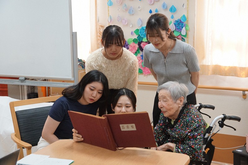 高齢者を取材する学生たち=金城学院大の都築ゼミ提供