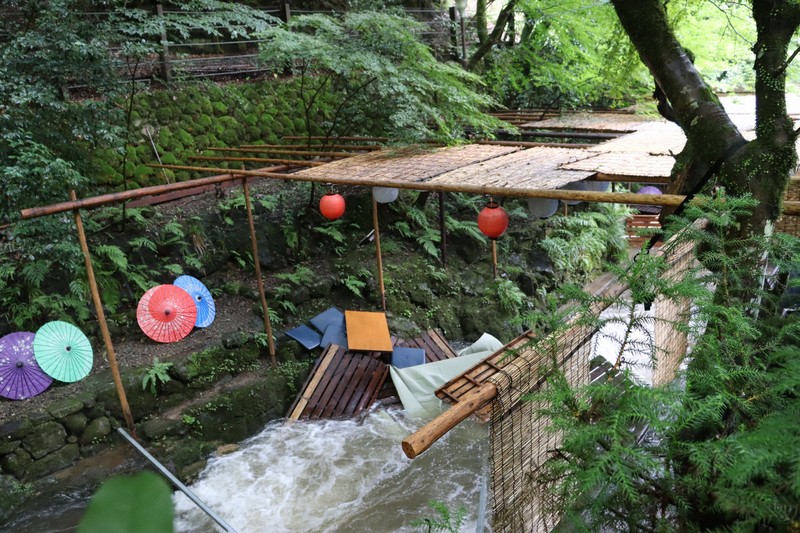 畳ごと下流に…京都で川床崩れ、転落の客にけがなし　雨で増水影響か