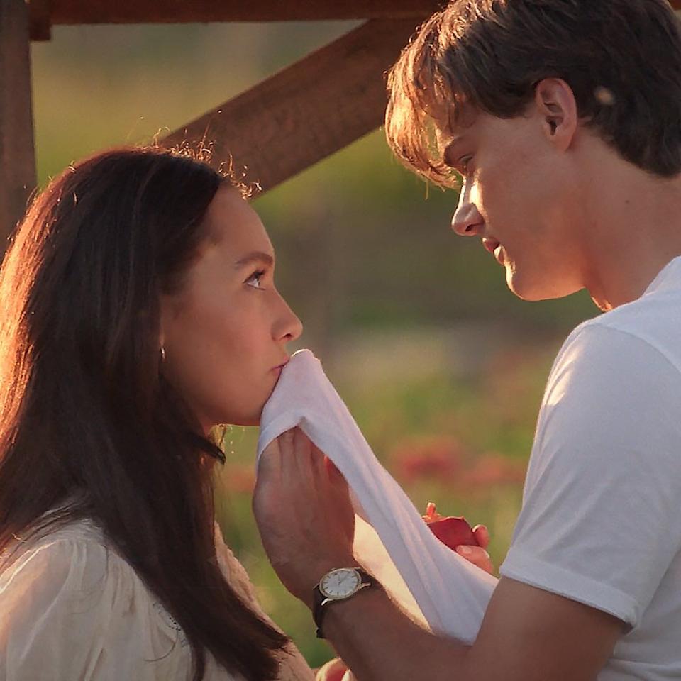 Christopher Briney y Lola Tung, Conrad y Belly en El verano en que me enamoré