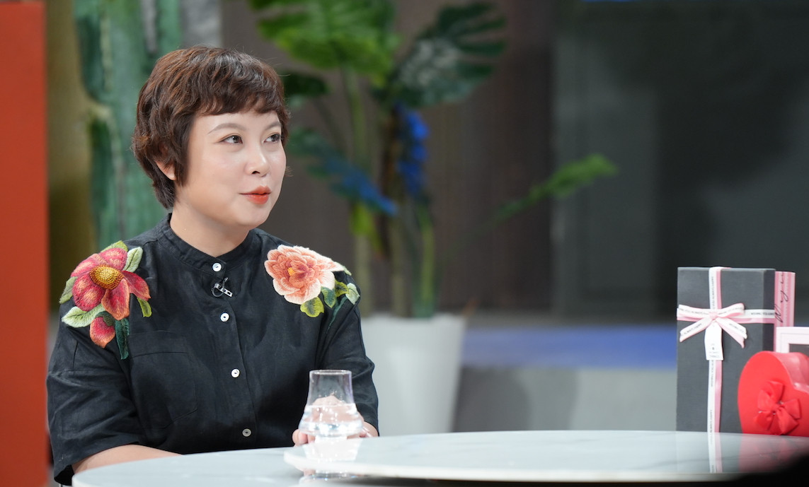 Thượng tá Đặng Thái Huyền xuất hiện cùng 3 nam diễn viên ở 'Khách sạn 5 sao'