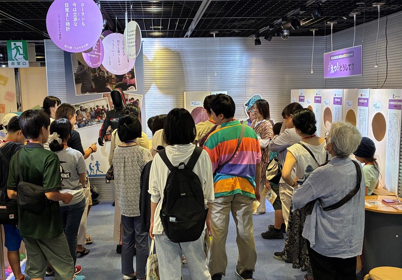 JICA地球ひろばの体験ゾーンを巡る参加者たち=東京都新宿区で2025年7月28日、千脇康平撮影