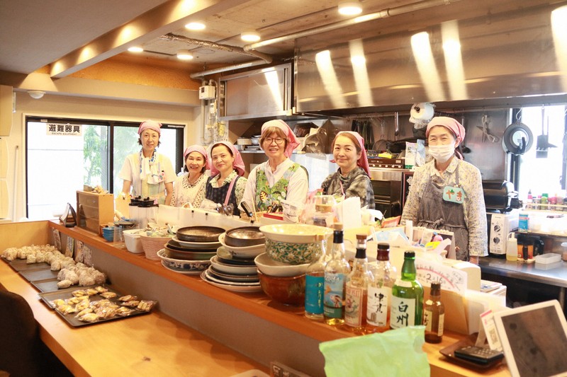 「子ども食堂まんぷく」のボランティアスタッフら。右から3人目が代表の斎木多恵子さん＝東京杉並区で2025年8月14日午後0時54分、山本萌撮影