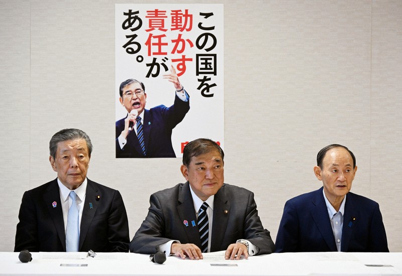 自民党役員会に臨む石破茂首相(中央)。左は森山裕幹事長、右は菅義偉副総裁=同党本部で2025年7月29日午前9時31分、平田明浩撮影