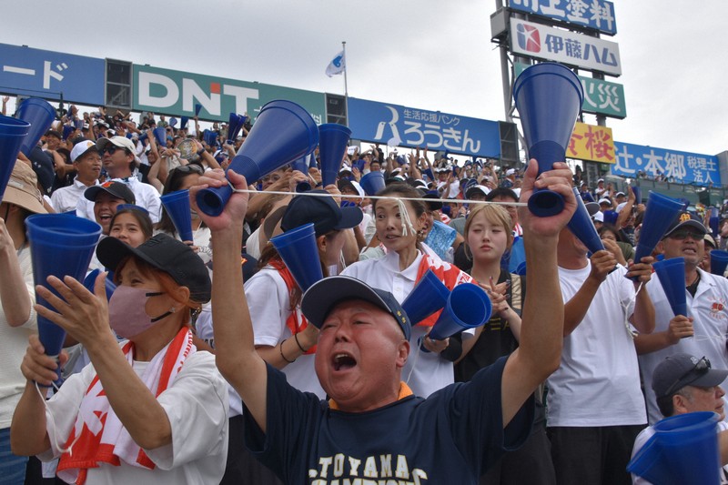 一回の先制2ランに歓喜する未来富山のアルプススタンド＝兵庫県西宮市の阪神甲子園球場で2025年8月11日午後2時21分、林大樹撮影