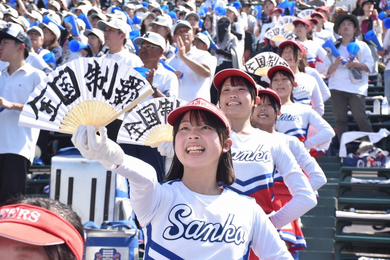 三塁側応援席で「全国制覇」と筆で手書きした扇子を手に、華やかなダンスを披露するダンス部の田頭柚子部長（2年）ら＝兵庫県西宮市の阪神甲子園球場で2025年8月16日午前10時15分、洪玟香撮影