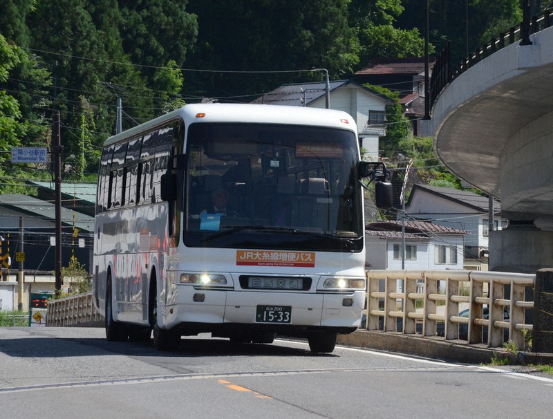 糸魚川駅へ向かうJR大糸線増便バス=長野県小谷村で2025年7月12日午後2時19分、神崎修一撮影