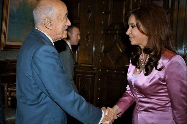 Enrique Eskenazi saluda con un apretón de manos a Cristina Fernández de Kirchner