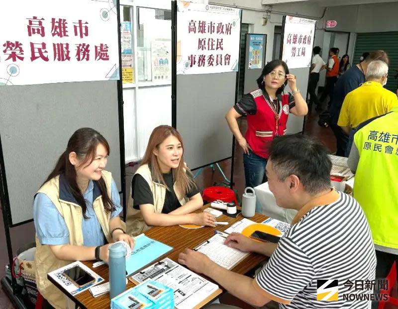 ▲高雄市政府勞工局舉辦樂業高雄幸福融融徵才活動，高雄市榮民服務處也派輔導員林佳芳(左1)等人到場為求職者服務。(圖／記者黃守作攝，2025.08.16)