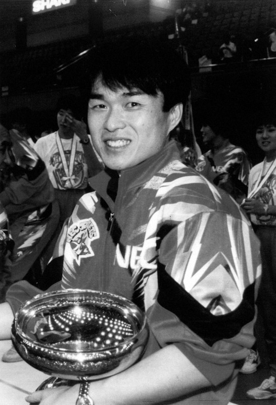 NEC女子監督時代の吉川正博さん=大阪府立体育館で1997年5月5日撮影