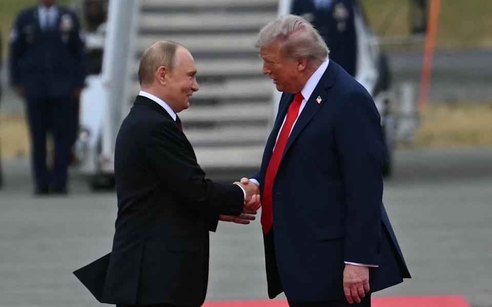 Les images de la poignée de main (très) chaleureuse entre Vladimir Poutine et Donald Trump avant le sommet sur Ukraine
