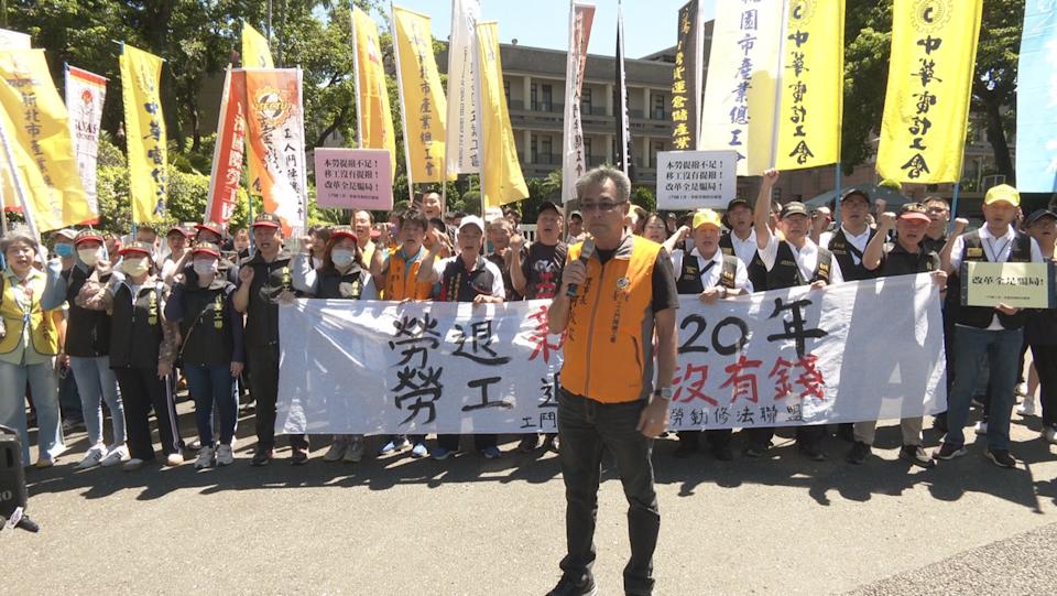 逾20個公民團體集結，呼籲政府改革勞退新制，期望透過逐年調整，將雇主提撥率提高至15%。