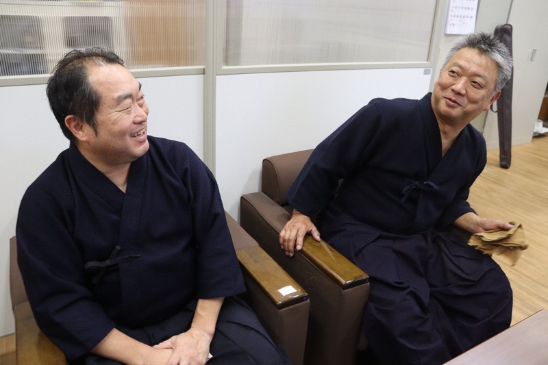 県警剣道師範の鈴木剛さん（左）と剣道主席師範の染谷恒治さん＝千葉市中央区で2025年6月24日午後2時33分、林帆南撮影