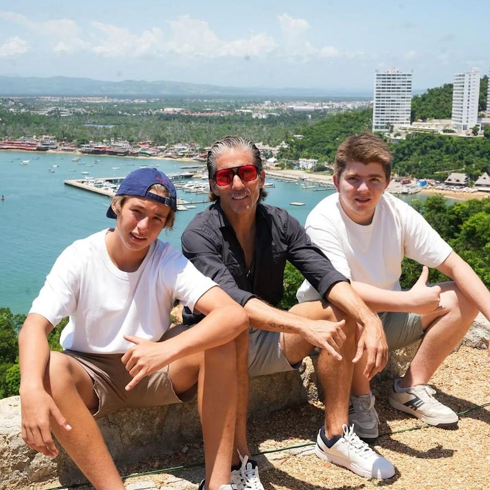 El político vice actualmente en Acapulco junto a sus hijos Alexis y Mateo.