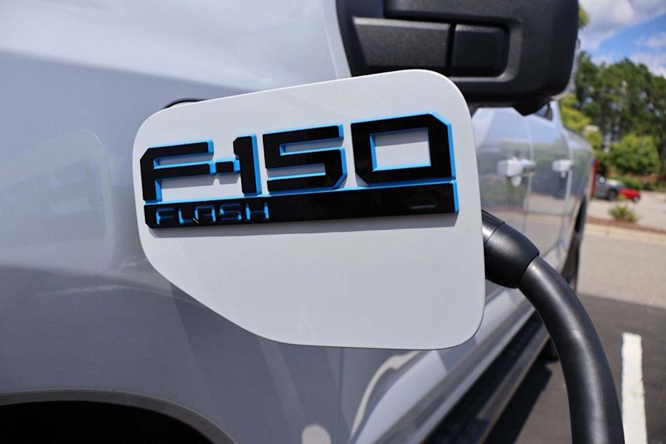 2025 ford f150 lightning flash