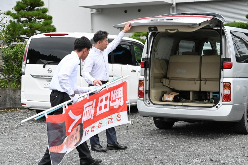 野田直人容疑者の事務所を家宅捜索する捜査員＝埼玉県飯能市飯能で2025年8月12日午前10時10分、板鼻歳也撮影