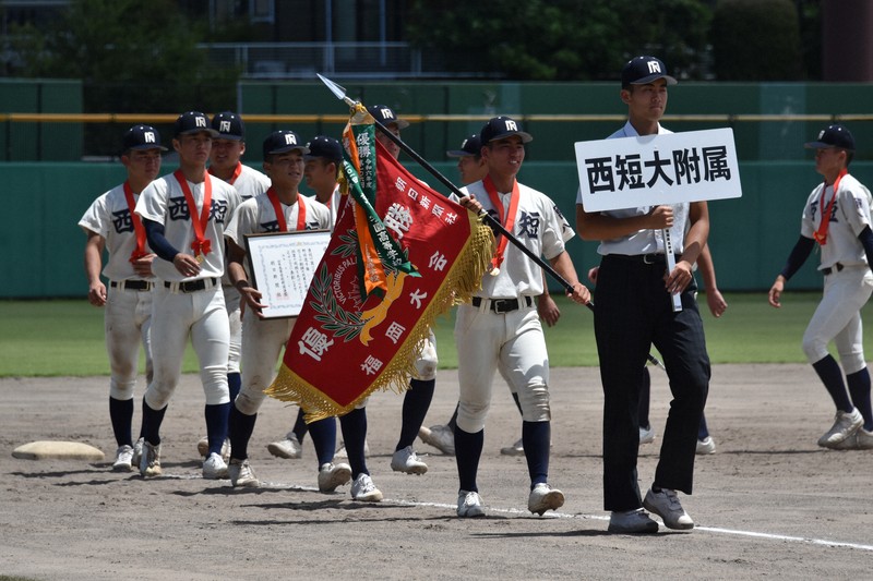 福岡大会を制した西日本短大付の選手たち＝福岡県久留米市で2025年7月27日、林大樹撮影
