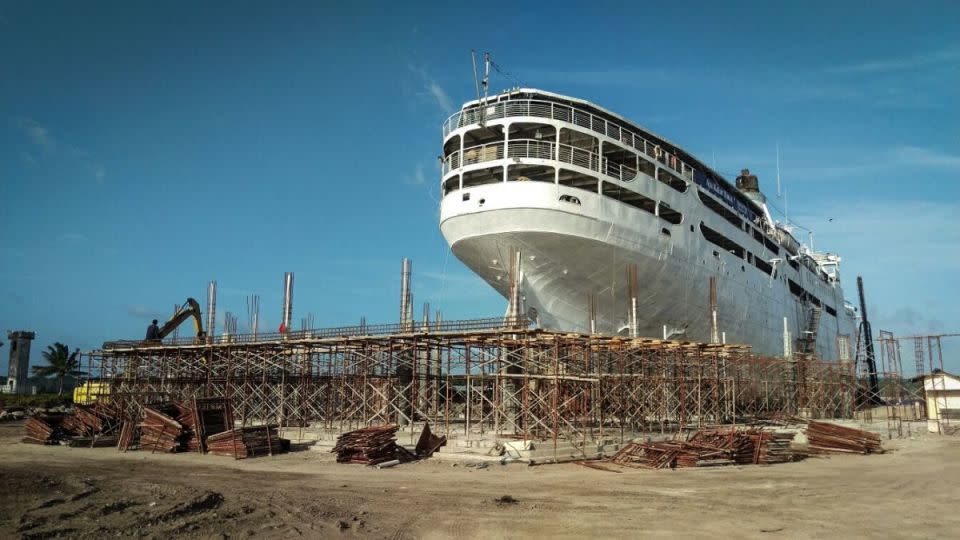 El barco reposa sobre una plataforma de hormigón de 130 x 16 metros, sostenida por pilotes hincados profundamente en el lecho marino. - Doulos Phos The Ship Hotel