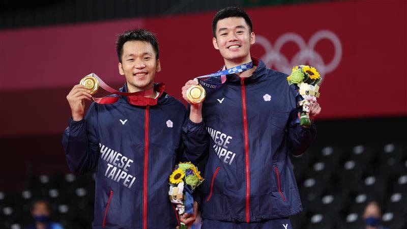 台灣羽球代表隊選手李洋、王齊麟拿下東京奧運羽球雙打金牌。（圖／體育署提供）
