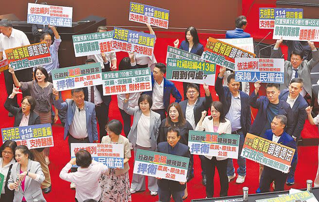 行政院21日將拍板明年度中央政府總預算案，軍公教是否加薪引發關注。圖為2024年立法院表決總預算案。（本報資料照片）