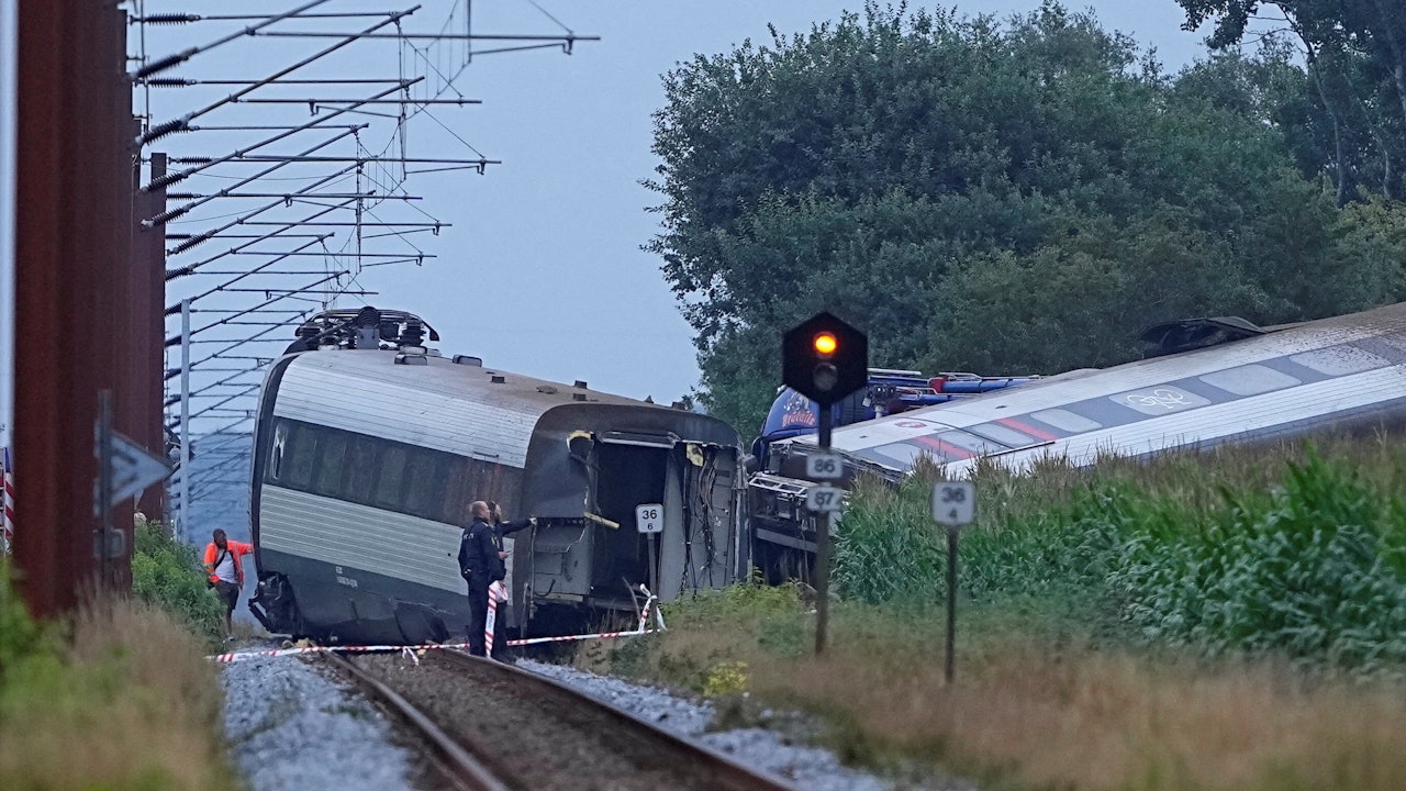 丹麥南部載客列車撞汽車　有車廂脫軌翻側　至少1死多人傷
