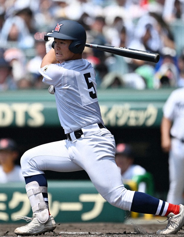 津田学園戦で先制点につながる安打を放つ為永皓選手＝阪神甲子園球場で2025年8月17日、平川義之撮影