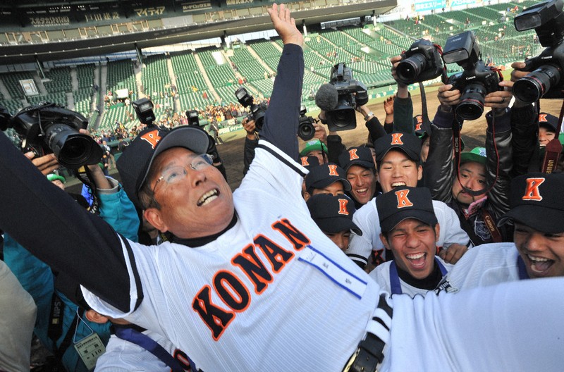 春のセンバツ大会で優勝を決め選手たちに胴上げされる興南の我喜屋優監督＝阪神甲子園球場で2010年4月3日、宮間俊樹撮影