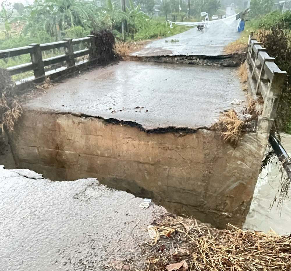 Cầu ở Đồng Nai sập bất ngờ, lộ vết nứt toác lớn