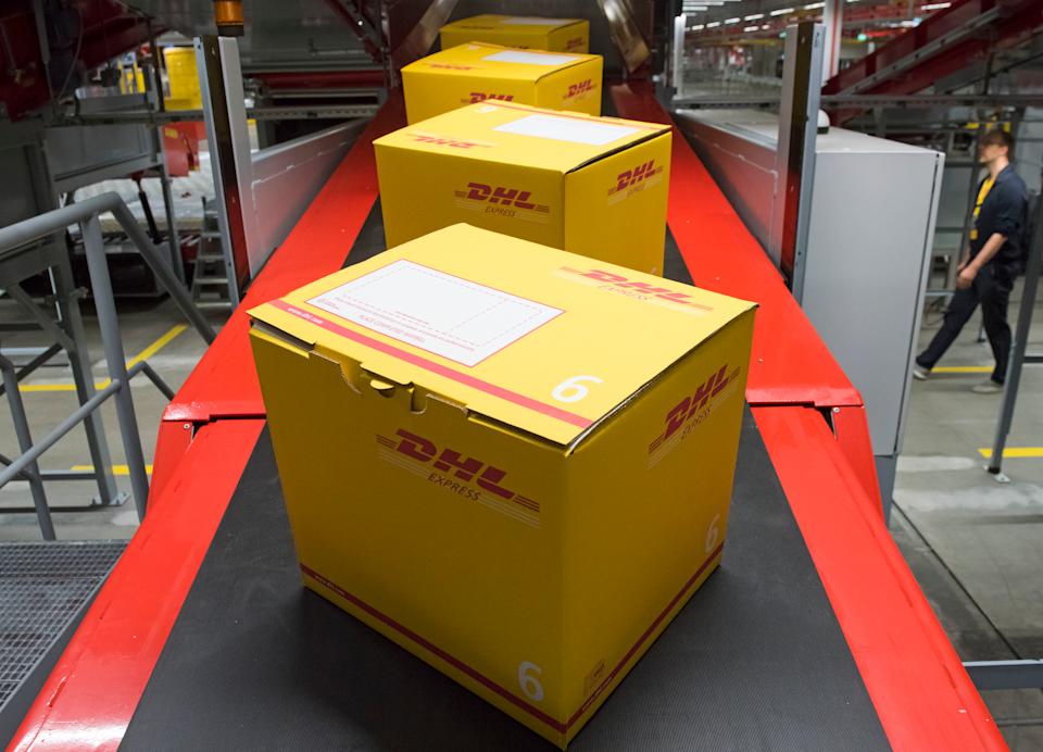 Paquetes colocados en una cinta transportadora en un centro de distribución de DHL en Alemania. (Foto AP/Jens Meyer)