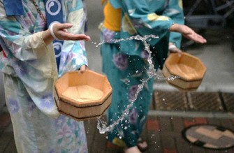猛暑に「打ち水」の効果は？　見直される江戸時代からの知恵