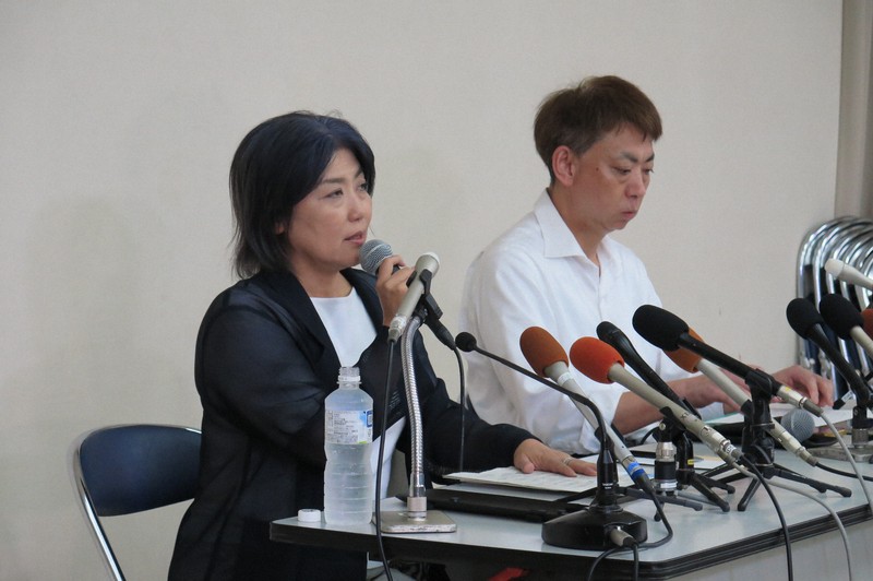 記者会見で辞意を撤回し、続投を表明した伊東市の田久保真紀市長（左）＝静岡県伊東市の市観光会館で2025年7月31日、若井耕司撮影