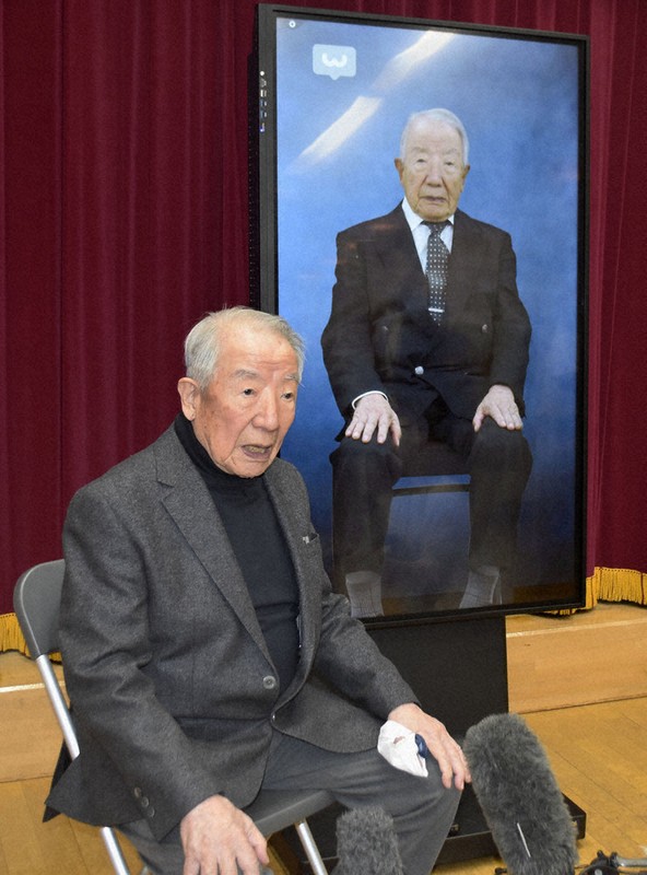 「AI語り部システム」と被爆者の西岡洋さん＝横浜市で