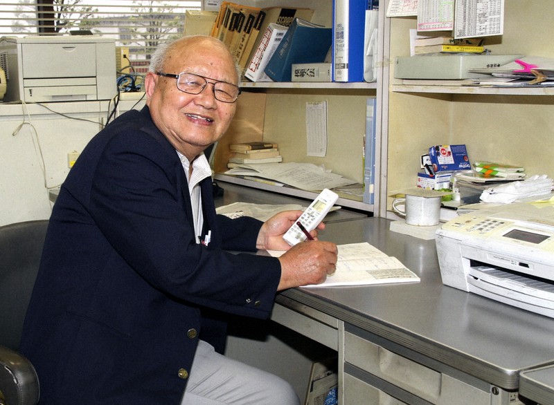 元毎日新聞記者の服部良輝さん。写真は中京テレビ放送の事件記者として働いていた時（当時80歳）＝三重県警察本部の記者クラブで2018年5月2日、山本萌撮影