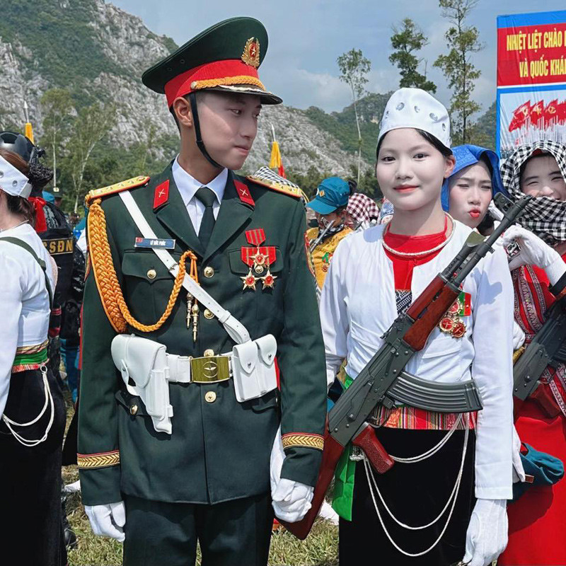 Chuyện tình chàng 'sĩ quan lục quân' và 'nữ dân quân' tại A80 gây sốt mạng