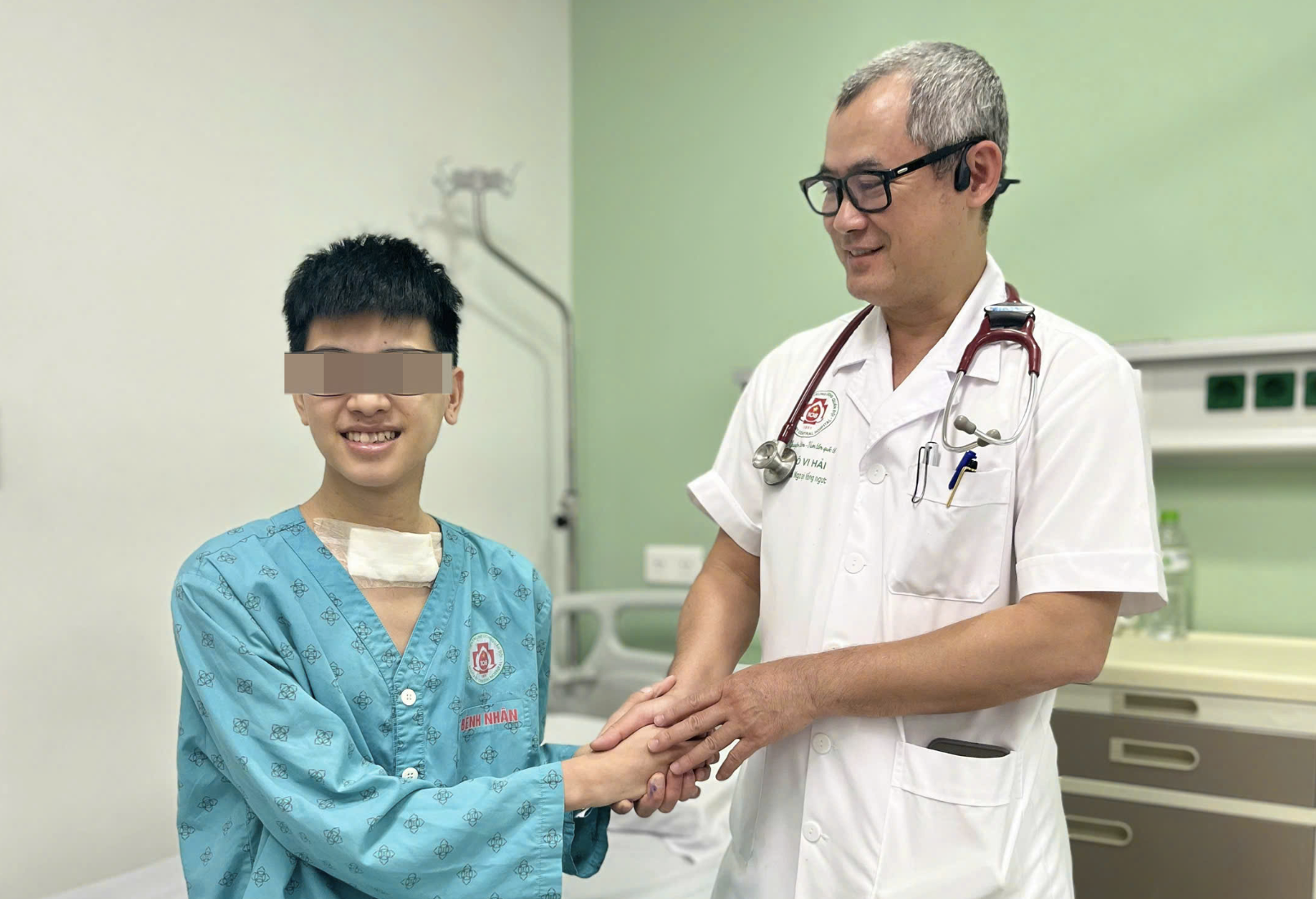 Nghẹn ngào câu nói đầu tiên sau 1 năm sống trong im lặng của nam sinh 16 tuổi