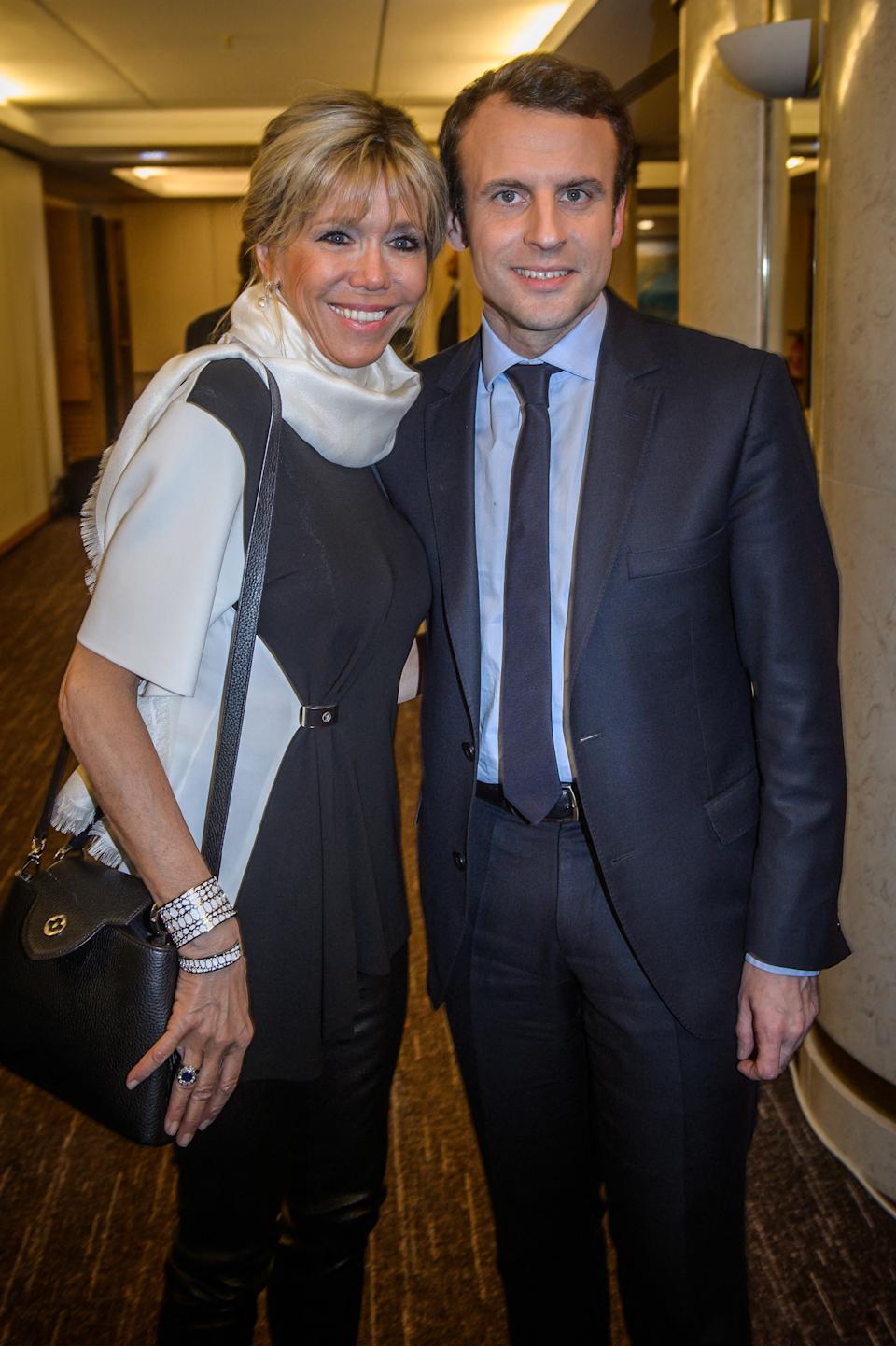 Emmanuel Macron y su esposa Brigitte en el 2017. (Photo by Christophe Petit Tesson / POOL / AFP) (Photo by CHRISTOPHE PETIT TESSON/POOL/AFP via Getty Images)