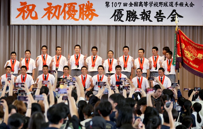 優勝報告会で記念撮影に応じる沖縄尚学の選手たち＝那覇市で2025年8月24日午後3時29分、喜屋武真之介撮影