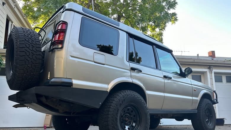 2000 Land Rover Discovery rear three-quarter view