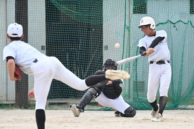 全国大会を前に実戦練習をする東九州龍谷の選手たち。チームには元主将の久保田愛悠さんの意思が受け継がれている＝大分県中津市中殿で2025年8月20日午後5時16分、山口泰輝撮影