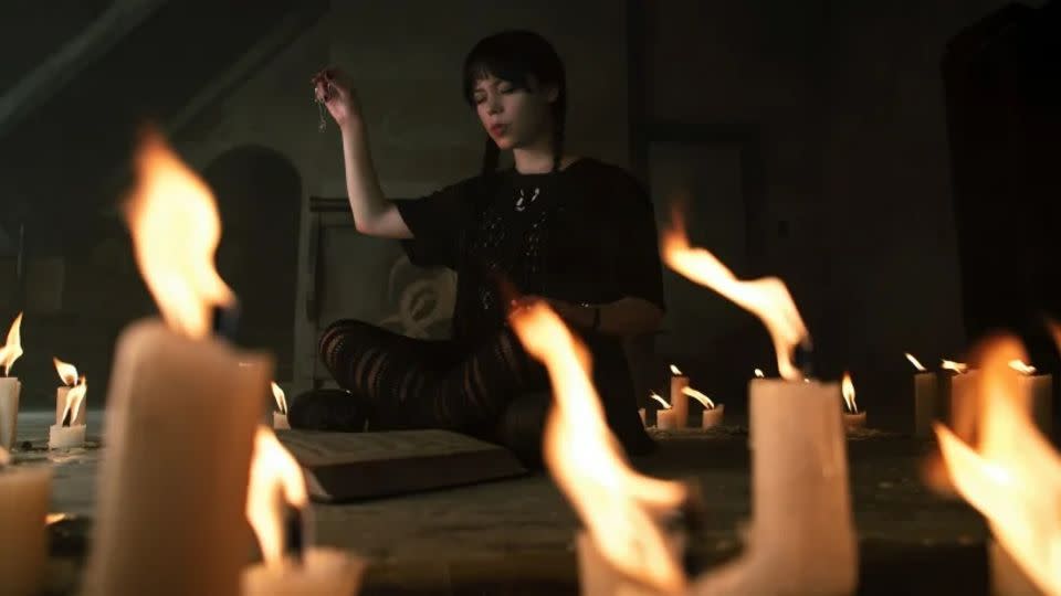 Jenna Ortega interpreta a Wednesday Addams en la serie de Netflix de Tim Burton. La maquilladora y estilista del programa, Nirvana Jalalvand, dijo que ella no es alguien que pase “horas” preparándose. - Cortesía de Netflix