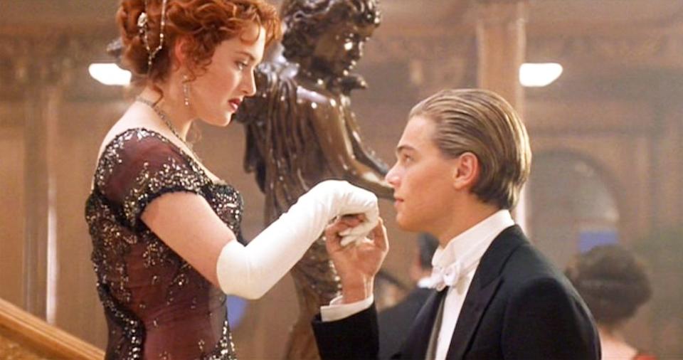 Plano medio de Kate Winslet y Leonardo DiCaprio en una escena de Titanic