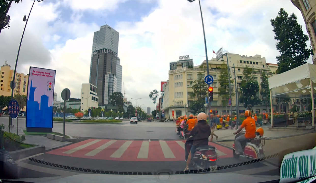 Hành động gây 'nhức mắt' của nhóm người lái xe Vespa ở phường Sài Gòn