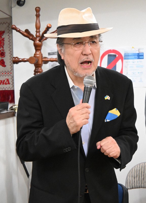 絵本贈呈であいさつする国際セラピードッグ協会の大木トオル代表＝東京都港区の在日ウクライナ大使館で2025年8月22日、浅川大樹撮影