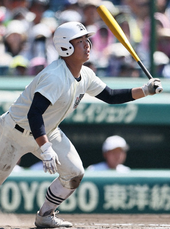 【日大三－県岐阜商】延長タイブレーク十回表日大三1死二、三塁、近藤が適時打を放つ＝阪神甲子園球場で2025年8月21日、長澤凜太郎撮影