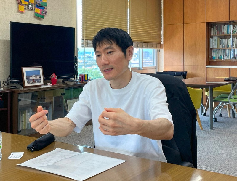 「大学は民主主義の場ではない」との趣旨の発言について、「言葉足らずだった」と釈明する春名展生学長＝東京都府中市の東京外国語大学で、明治大・山本遼撮影
